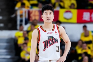 三分没开!姜伟泽14投5中&三分7中1得到19分3板8助1断