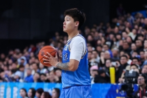 李楠:赵睿是脚踝扭伤 应该不是特别严重