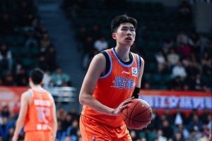 不在状态!邹阳半场7投仅1中拿4分6板 正负值-4