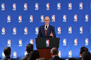 萧华:中国拥有数亿NBA球迷 篮球是中国第一运动 中国赛影响巨大