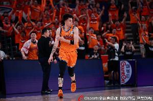 填满数据栏!张镇麟21分钟10中6拿12分3板3助3断1帽 正负值+18