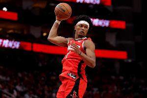填满数据栏但效率不高!阿门半场7中2拿6分6板4助1断1帽 5前场板