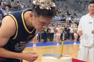 场面温馨!赛后全场观众和广东男篮众将为周鹏庆祝37岁生日