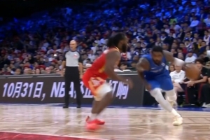 欢迎来到NBA!欧文华丽持球突然拔起 造火箭新秀桑顿犯规+2罚全中