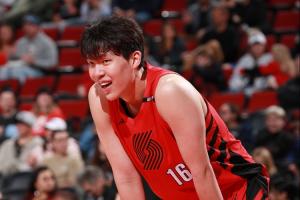 进攻不错!杨瀚森替补打了21分钟 8中6砍13分4板4助0犯规!