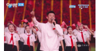 闽超决赛厦门vs福州,奥运冠军谌龙现场助阵,演唱我和我的祖国