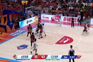 鄢手骐突破妙传爱德华兹命中三分 杨鸣:鄢手骐这球转移得好!