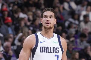 12年独行侠生涯落幕!Shams:独行侠裁掉老将中锋鲍威尔!
