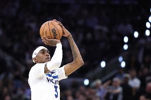 Scotto:麦克丹尼尔斯剩三年全额保障合同获提前续约 NBA历史首人
