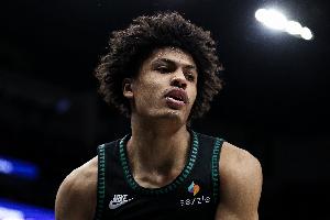 三球:贝兰热是一头猛兽&会去拼抢每一个球 我非常欣赏他