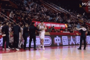 得不偿失啊!暂停时间到四川仍在布置战术 裁判吹技犯