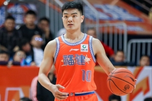 尽力了!黎伊扬全场12中7&三分6中3 拿下21分3助1断&正负值+10