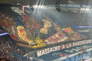 含辱骂口号!西媒:巴萨不满巴黎球迷TIFO,已向欧足联投诉