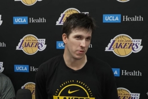 里夫斯回忆湖人首秀:太久远了 感觉我好像已经在这里待了20年