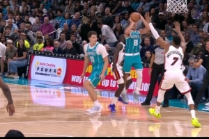 神来之笔!格雷森·阿伦失衡抢投 压哨三分命中打成3+1